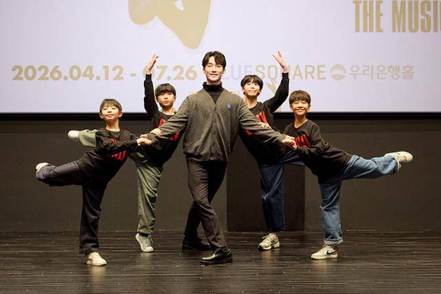 뮤지컬 '빌리 엘리어트' 4월 공연의 네 명의 빌리와 성인 빌리로 돌아온 1대 빌리 임선우. 왼쪽부터 조윤우, 김우진, 임선우, 김승주, 박지후. 신시컴퍼니 제공