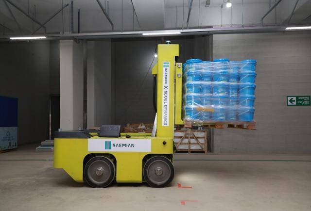 자율주행 지게차 시연 모습.