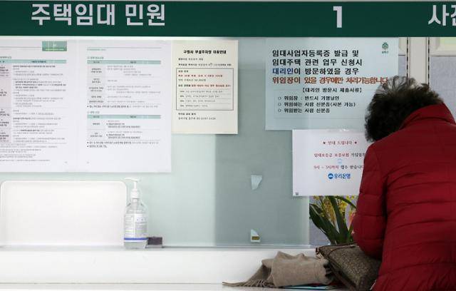 이재명 대통령은 10일 "서울 시내 아파트 4만2,500세대가 적은 물량은 결코 아니다"라며 등록임대주택의 다주택 양도세를 중과할 경우 일정한 부동산 시장 안정 효과를 기대할 수 있다고 밝혔다. 사진은 이날 서울 송파구청 도시임대사업 민원실 모습. 연합뉴스