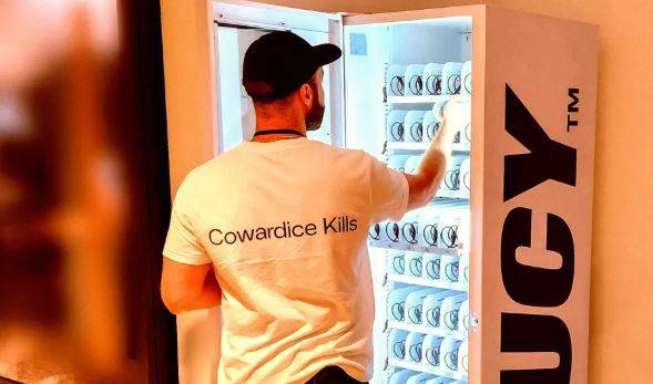 미국 실리콘밸리 기업 자판기에 니코틴 파우치가 등장해 화제다./사진=Futurism