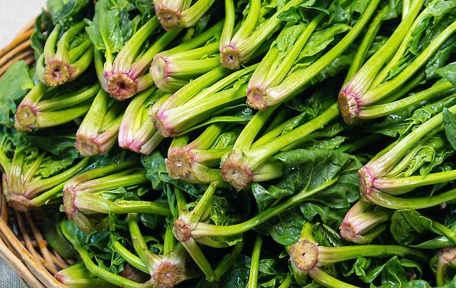 시금치는 철분 함량이 풍부한 식품 중 하나다. 기상 직후, 비타민 C가 풍부한 식품과 섭취하면 철분 흡수량을 늘릴 수 있다./클립아트코리아