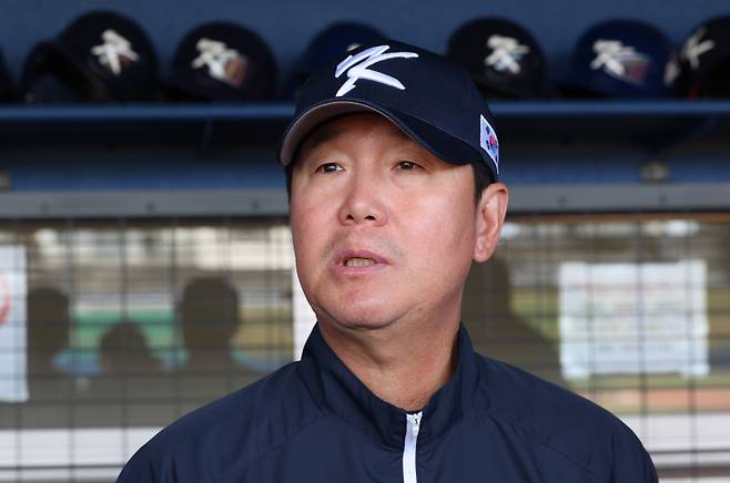 <yonhap photo-2250="">24일 일본 오키나와현 가데나의 가데나 구장에서 열리는 2026 월드베이스볼클래식(WBC) 대한민국 야구대표팀과 기아의 연습경기에 앞서 류지현 대표팀 감독이 취재진과 인터뷰를 하고 있다. 2026.2.24 [연합뉴스]</yonhap>