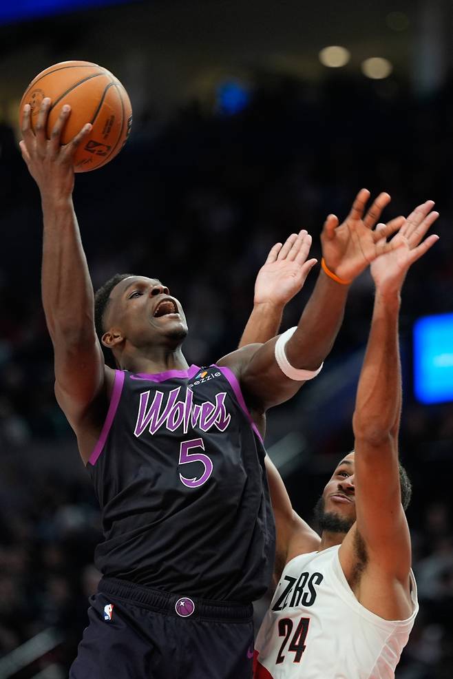 <yonhap photo-5711="">지난 26일(한국시간) 열린 포틀랜드전에서 공격하는 앤서니 에드워스의 모습. [AP=연합뉴스]</yonhap>