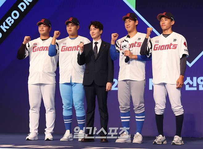 2025 KBO 신인 드래프트가 11일 오후 서울 송파구 롯데호텔월드 크리스탈볼룸에서 열렸다. 롯데에 지명된 신인선수들이 박준혁 단장과 포토타임을 갖고있다. 잠실=정시종 기자 /2024.09.11.