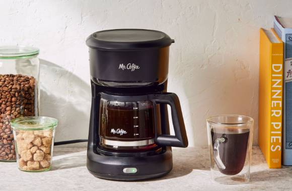 여행 중 호텔 객실에 비치된 커피머신으로 속옷을 세탁하는 방법을 소개한 인플루언서가 거센 비판에 휩싸인 끝에 해명에 나섰다. 사진은 일반 커피 머신으로, 본 기사 내용과 무관. [사진=BHG]