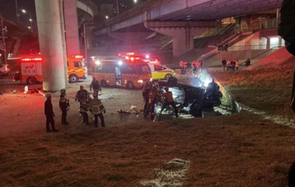 서울 반포대교에서 추락한 포르쉐 차량 운전자가 마약 혐의로 경찰에 붙잡혔다. 사진은 사고 현장. [사진=독자 제공, 연합뉴스]