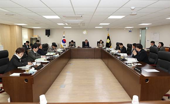 고창군의원들이 집행부의 부서별 업무보고를 듣고 있다. [사진=고창군의회 ]