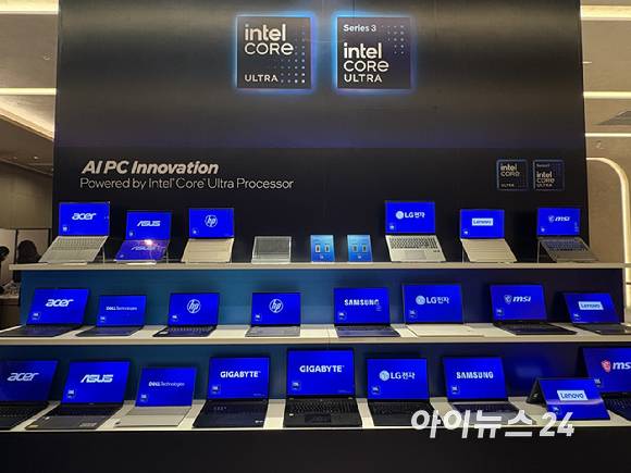 삼성전자, LG전자, 델, 레노버, HP 등 9개 제조사의 인텔 코어 울트라 시리즈 2·3 기반 AI 노트북 30여 종이 전시된 모습. [사진=권서아 기자]