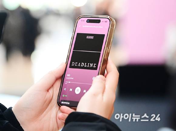 27일 서울 용산구 국립중앙박물관에서 진행된 '국중박 X 블랙핑크' 프로젝트를 관람객들이 둘러보고 있다. 블랙핑크 멤버들은 대표 유물 8종에 대한 오디오 도슨트에 참여했다. [사진=정소희 기자]