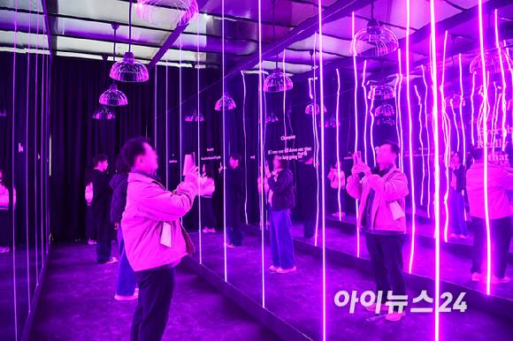 27일 서울 용산구 국립중앙박물관에서 진행된 '국중박 X 블랙핑크' 프로젝트를 관람객들이 둘러보고 있다. 블랙핑크 미니 3집 전곡 음원 리스닝 세션을 즐기는 관람객. [사진=정소희 기자]