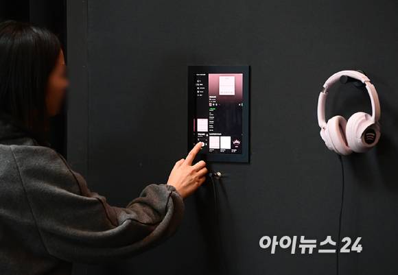 27일 서울 용산구 국립중앙박물관에서 진행된 '국중박 X 블랙핑크' 프로젝트를 관람객들이 둘러보고 있다. 블랙핑크 미니 3집 전곡 음원 리스닝 세션을 즐기는 관람객. [사진=정소희 기자]