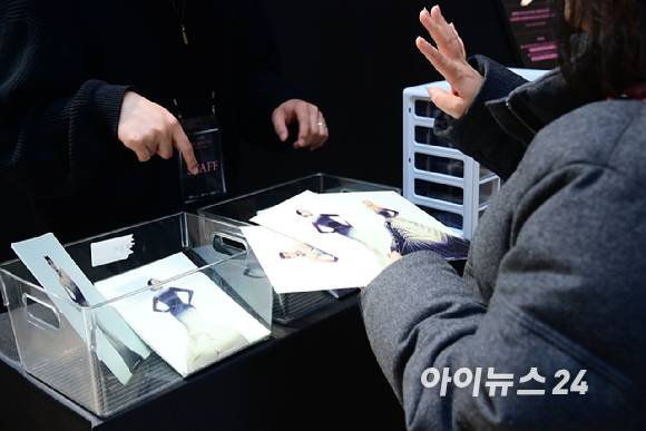 27일 서울 용산구 국립중앙박물관에서 진행된 '국중박 X 블랙핑크' 프로젝트를 관람객들이 둘러보고 있다. 블랙핑크 미니 3집 전곡 음원 리스닝 세션 현장에서 포토카드 이벤트도 진행되고 있다. [사진=정소희 기자]