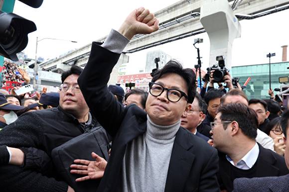 서문시장을 찾은 한동훈 전 대표가 시민들에게 손을 흔들어 보이고 있다 [사진=연합뉴스]