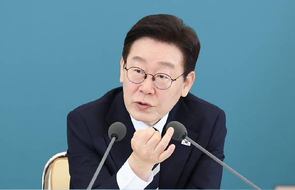 이재명 대통령이 지난 25일 청와대에서 열린 확대국가관광전략회의에서 발언하고 있다.  [사진=연합뉴스]