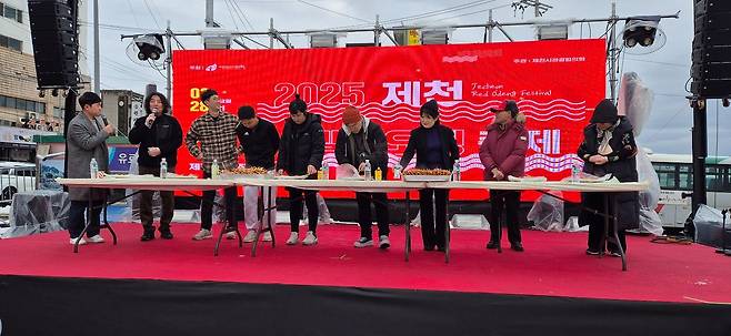 지난해 빨간오뎅축제에서 푸드 파이터 챌린지에 참여한 사람들 모습. [사진 제천시]