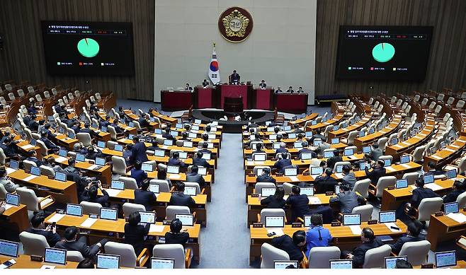'법왜곡죄'를 포함한 형법 일부개정법률안(대안)이 26일 국회 본회의에서 통과되고 있다. 임현동 기자/20260226