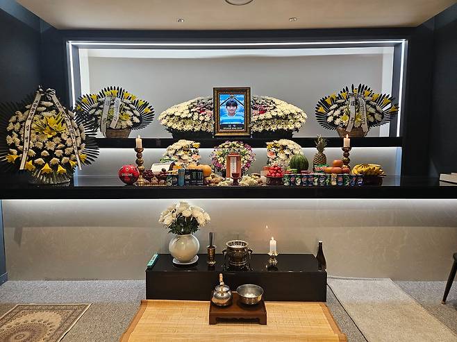 지난 13일 경북 포항시 북구 흥해읍 한 아파트단지 상가 앞 어린이보호구역에서 버스에 치이는 교통사고를 당해 숨진 오시후(13)군의 장례가 치러지고 있다. 사진 오석경씨