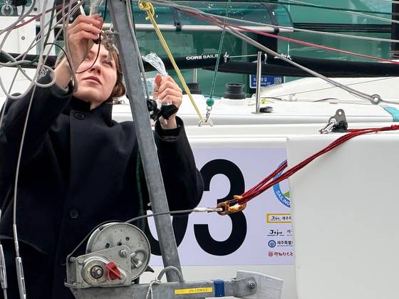 지난해 11월 27일 제주시 도두항 요트부두 인근에서 배를 정비 중인 제1회 제주컵 국제요트대회 참가 선수들. 최충일 기자