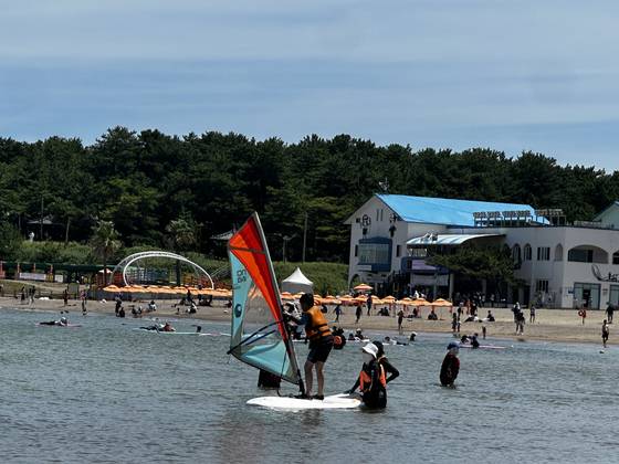 昨年8月、済州市の李湖海水浴場で開かれた済州海洋レジャースポーツフェスティバル現場でレジャー体験をしている市民たち。チェ・チュンイル記者