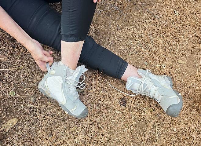 잔느 캐서린 헤니의 신발. 20년 전 산티아고 순례길을 걸을 때 신었던 신발을 갖고 와서 제주올레 6코스를 걸었다. 권혁재 사진전문기자