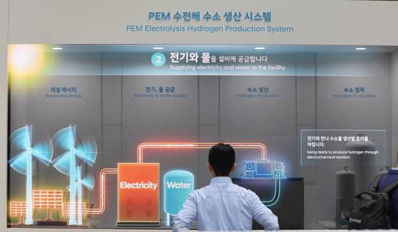 지난해 '세계 수소 엑스포 2025(월드 하이드로젠 엑스포)'에서 현대자동차 그룹 부스를 찾은 관람객이 PEM 수전해 수소 생산 시스템을 살펴보고 있다. 뉴스1