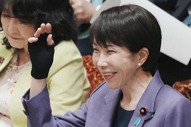 다카이치 사나에 일본 총리가 27일 국회에 출석해 미소를 짓고 있다. AFP=연합뉴스