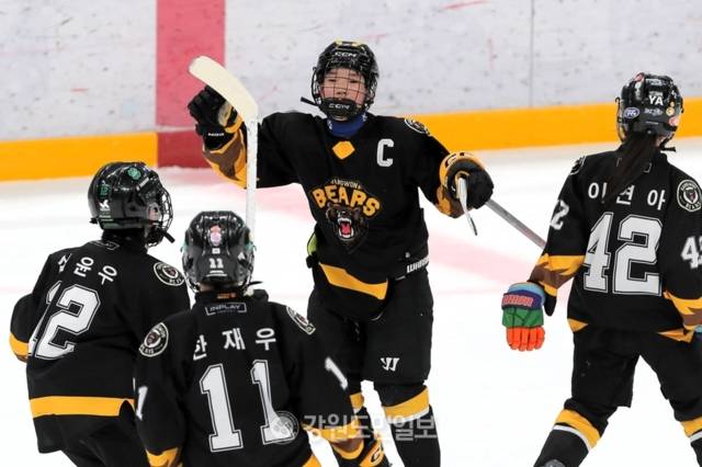 ▲ 강원 선발 이로담이 27일 강릉하키센터에서 열린 제107회 전국동계체육대회 아이스하키 12세이하부 준결승에서 쐐기 득점을 터트린 뒤 기뻐하고 있다. 한규빈 기자