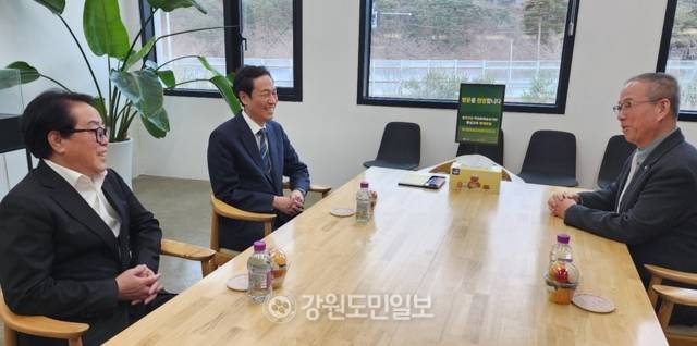 ▲ 더불어민주당 강원도지사 후보로 단수공천된 우상호 전 청와대 정무수석이 27일 인제기적의도서관에서 윤재웅 동국대 총장, 최상기 인제군수와 환담했다. 이동명 기자