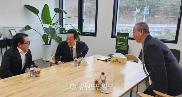 ▲ 더불어민주당 강원도지사 후보로 단수공천된 우상호 전 청와대 정무수석이 27일 인제기적의도서관에서 윤재웅 동국대 총장, 최상기 인제군수와 환담했다. 이동명 기자