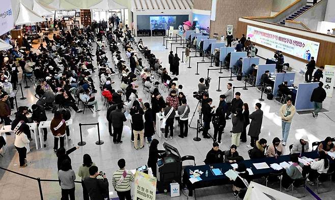 지난해 3월 천원주택에 신청하기 위해 몰려든 청년세대. 인천시