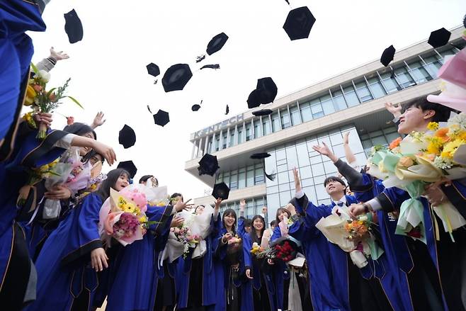 27일 한국에너지공과대학교 첫 정규 학사 졸업생들이 캠퍼스에서 학사모를 던지며 졸업을 축하하고 있다. 켄텍 제공