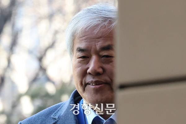 특수공무집행방해 교사 등 혐의로 구속영장이 청구된 사랑제일교회 전광훈 목사가 지난달 13일 구속 전 피의자 심문(영장실질심사)을 받기 위해 서울 마포구 서부지방법원으로 출석하고 있다. 성동훈 기자