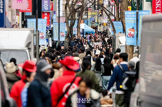 27일 많은 시민과 관광객들이 서울 중구 명동의 한 도로를 지나고 있다. 2026.2.27 이준헌 기자
