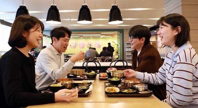 사람들이 구내식당에서 점심식사를 하고 있다. 삼성웰스토리 제공