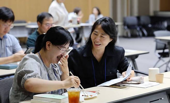 세미나 참가자들이 지난해 경기도 용인 HL인재개발원에서 진행한 돌봄 세미나에 참여해 서로를 바라보며 웃고 있다. 종교교회 제공