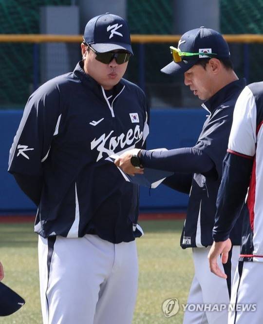 코치와 이야기하는 류현진 / 사진=연합뉴스