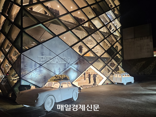 일본 도쿄 오모테산도의 이탈리아 명품 브랜드 프라다 매장 모습 [도쿄 이승훈 특파원]