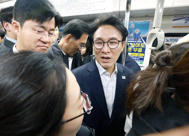 27일 김포골드라인 혼잡도 현장점검에 나선 김민석 총리(가운데)가  탑승객과 대화를 나누고 있다.  연합뉴스