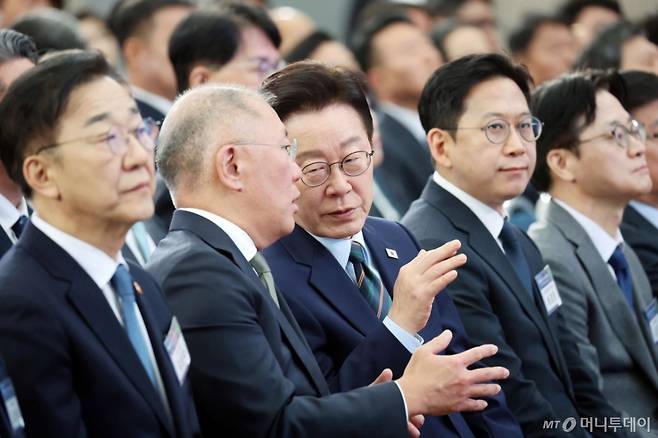 [군산=뉴시스] 최동준 기자 = 이재명 대통령과 정의선 현대자동차그룹 회장이 27일 전북 군산 새만금컨벤션센터에서 열린 '새만금 로봇·수소·AI시티 투자협약식'에서 대화하고 있다. (청와대통신사진기자단) 2026.02.27. photocdj@newsis.com /사진=