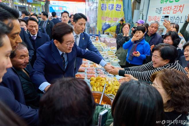 [서울=뉴시스] 최동준 기자 = 이재명 대통령이 27일 전북 전주 신중앙시장을 방문해 시민들과 인사하고 있다. (사진=청와대 제공) 2026.02.27. photo@newsis.com *재판매 및 DB 금지 /사진=