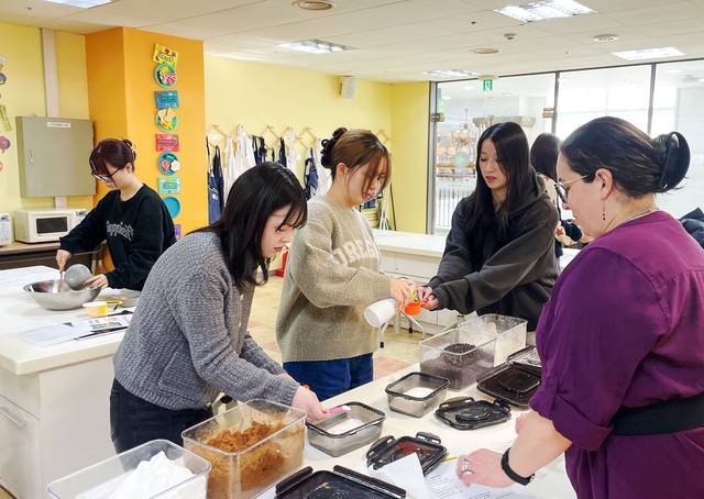 일본 큐슈산업대 학생들이 영진전문대 대구경북영어마을이 마련한 동계 글로벌영어연수캠프에 참여한 모습. 영진전문대 제공