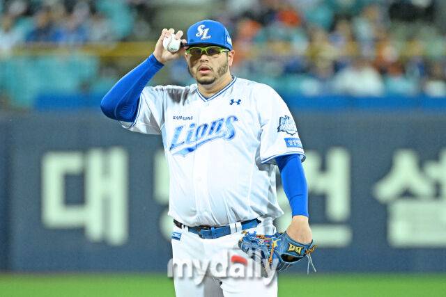 21일 대구 삼성라이온즈파크에서 열린 '2025 신한 SOL BANK KBO 포스트 시즌' 삼성 라이온즈와 한화 이글스 플레이오프(PO) 3차전 경기. 삼성 후라도가 선발로 나와 사인을 받고 있다./마이데일리