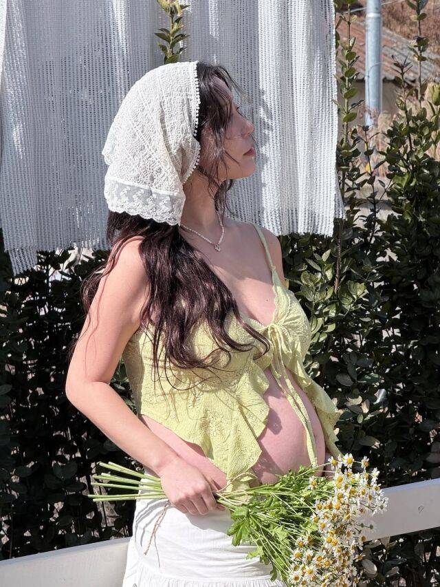 나비가 유럽에서 촬영한 둘째 만삭 화보를 공개했다. / 나비 SNS