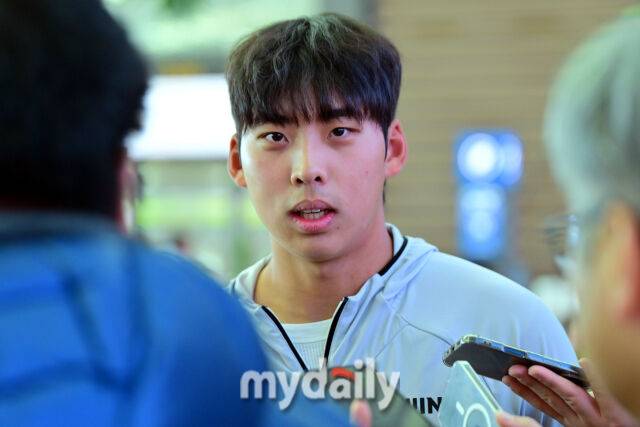 LG트윈스 추세현이 2차 스프링캠프를 위해 25일 오전 인천국제공항을 통해 일본 오키나와로 출국하기 전 취재진과 인터뷰를 하고 있다./마이데일리