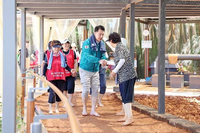 오언석 도봉구청장 황톳길서 주민과 인사 나누기