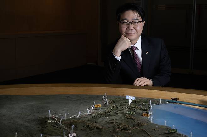 지성호 이북5도위원회 함경북도 도지사가 9일 서울 종로구 이북5도청에서 헤럴드경제를 만났다. 그의 앞에 놓인 한반도 지형 전시물에 함경북도 지역이 표시돼 있다.  임세준 기자