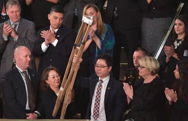 트럼프 대통령이 2018년 1월 국정연설 도중 소개한 지성호 지사. 그는 북한에서 크게 다쳐 왼쪽 손과 무릎 아래를 잃었고 한국에 와서 의족과 의수를 얻었다.  [AFP=연합]