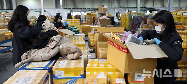 [인천공항=뉴시스] 김선웅 기자 = 20일 인천 중구 인천공항본부세관 특송물류센터에서 관계자들이 물량을 처리하고 있다. 2025.11.20. mangusta@newsis.com