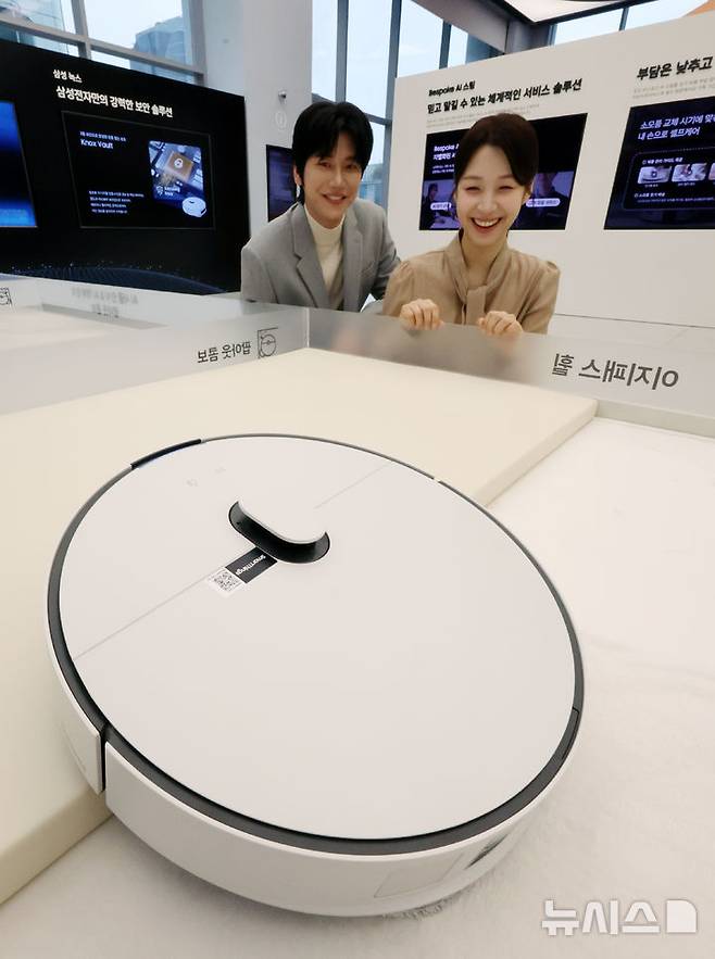 [서울=뉴시스] 조성우 기자 = 11일 오전 서울 서초구 삼성 강남에서 열린 삼성전자 2026년형 로봇청소기 신제품 미디어 브리핑에서 모델이 '비스포크 AI 스팀'의 장애물 넘는 모습을 소개하고 있다. 2026.02.11. xconfind@newsis.com
