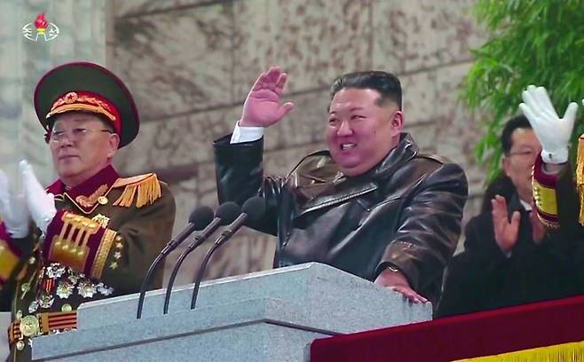 [서울=뉴시스] 김정은 북한 국무위원장이 지난 25일 평양 김일성광장에서 열린 노동당 제9차 대회 기념 열병식에 참석했다고 북한 조선중앙TV가 26일 보도했다. (사진=조선중앙TV 캡처) 2026.02.26. photo@newsis.com *재판매 및 DB 금지